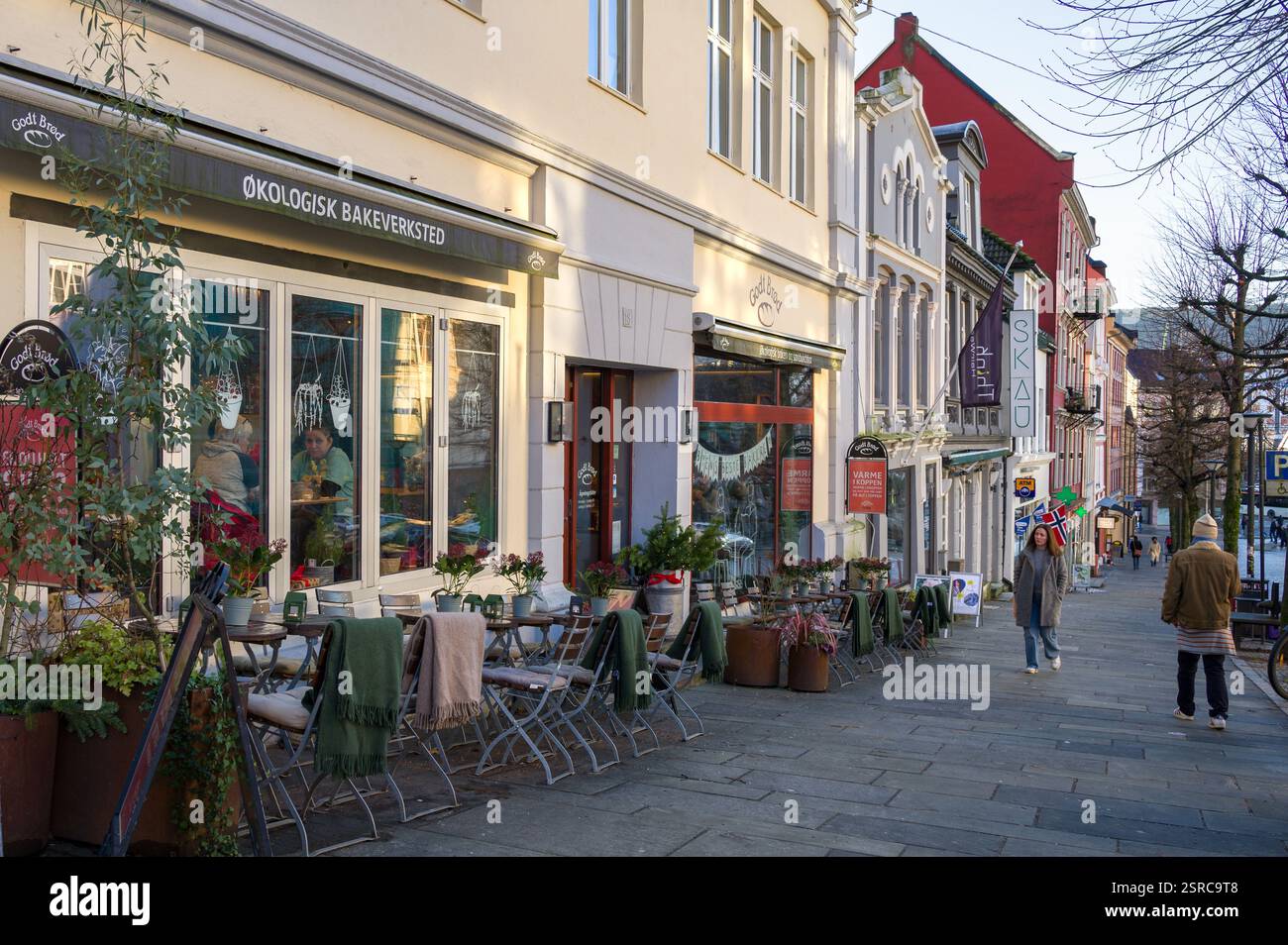 Ammira Vetrlidsallmenningen con la gente che passeggia accanto a negozi, caffè e panetteria locali, Bergen Foto Stock
