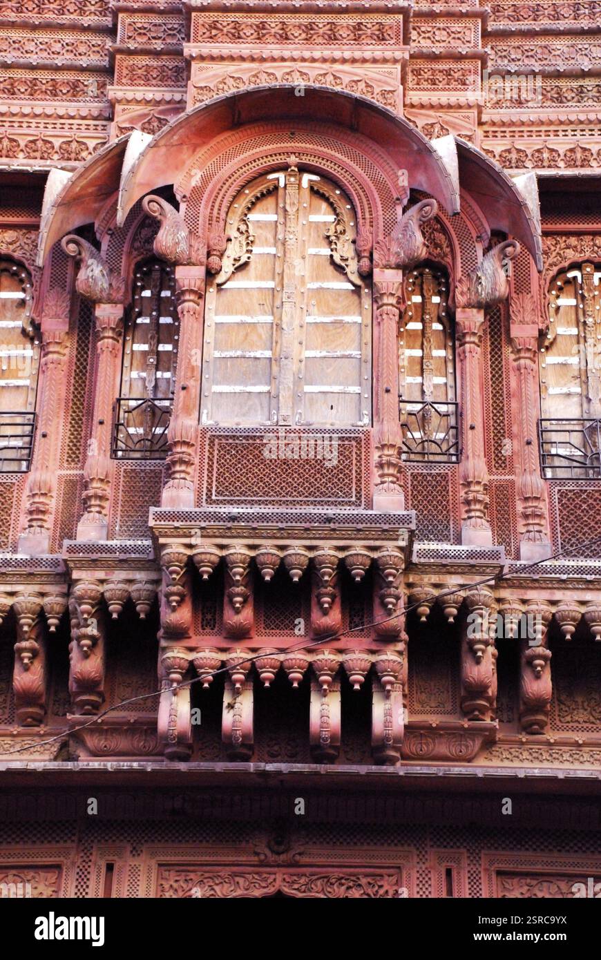 Pietra rossa scolpita jharokha in haveli, Bikaner, Rajasthan, India maggio-2009 Foto Stock
