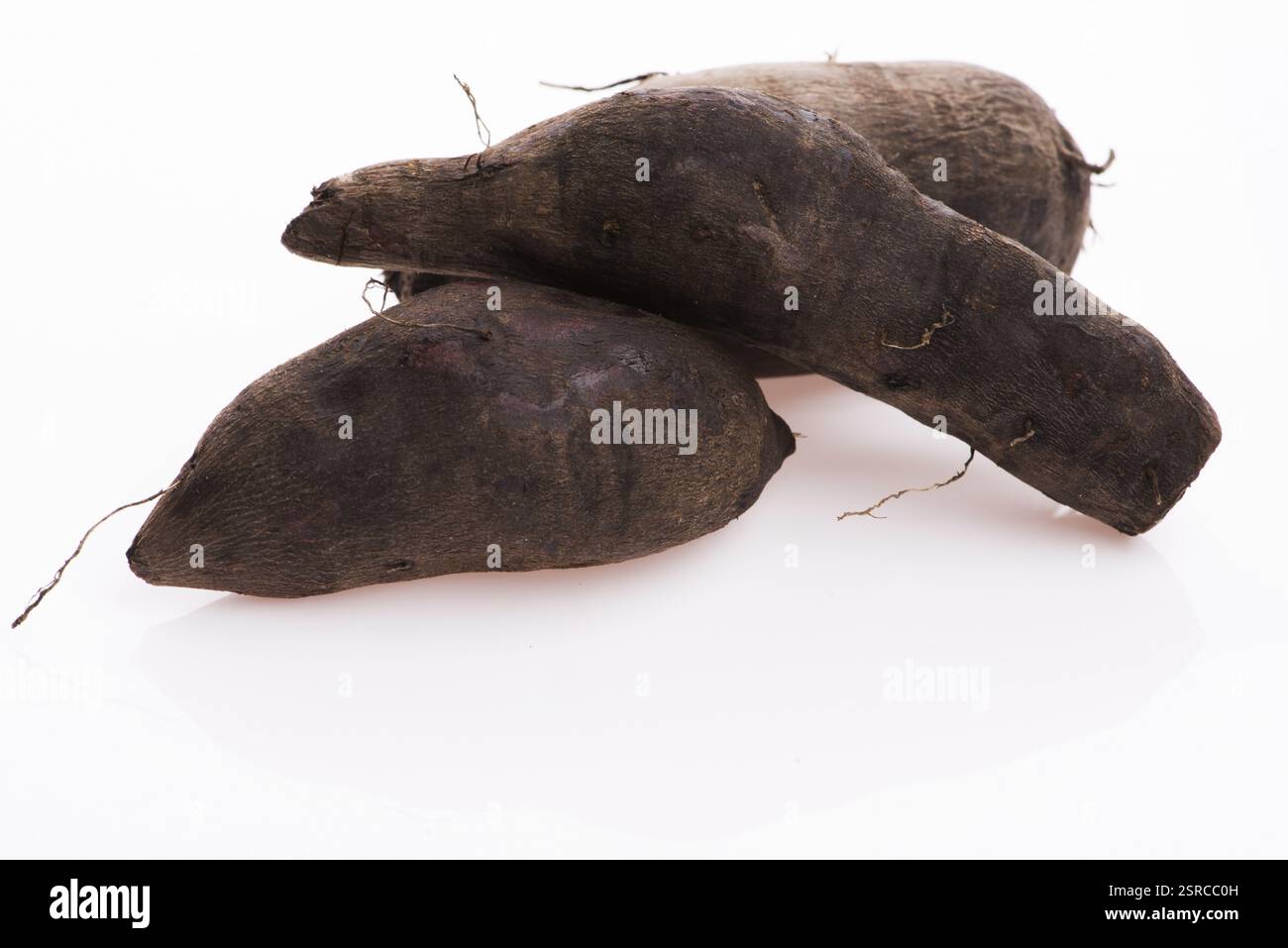 Yacon fresche radici su sfondo bianco Foto Stock