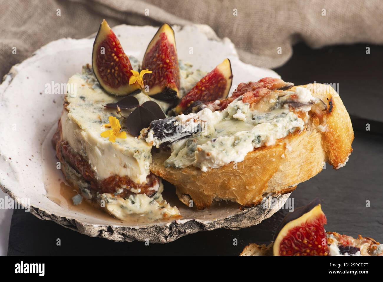 Antipasto - gorgonzola con mascarpone, fichi, miele ed erbe aromatiche Foto Stock