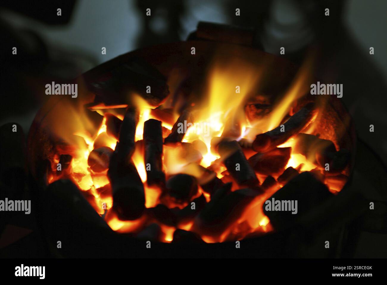 Stufa a carbone, braciere, fuoco, barbecue caldo Foto Stock