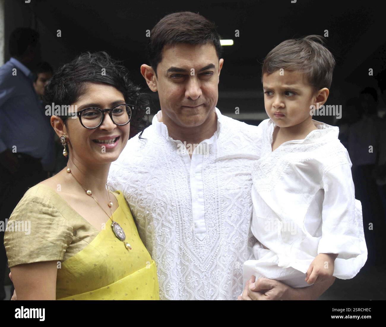Attore di Bollywood AAMIR KHAN regista-moglie Kiran Rao e figlio Azad pone occasione di Eid al-Fitr celebrazione residence Mumbai Foto Stock