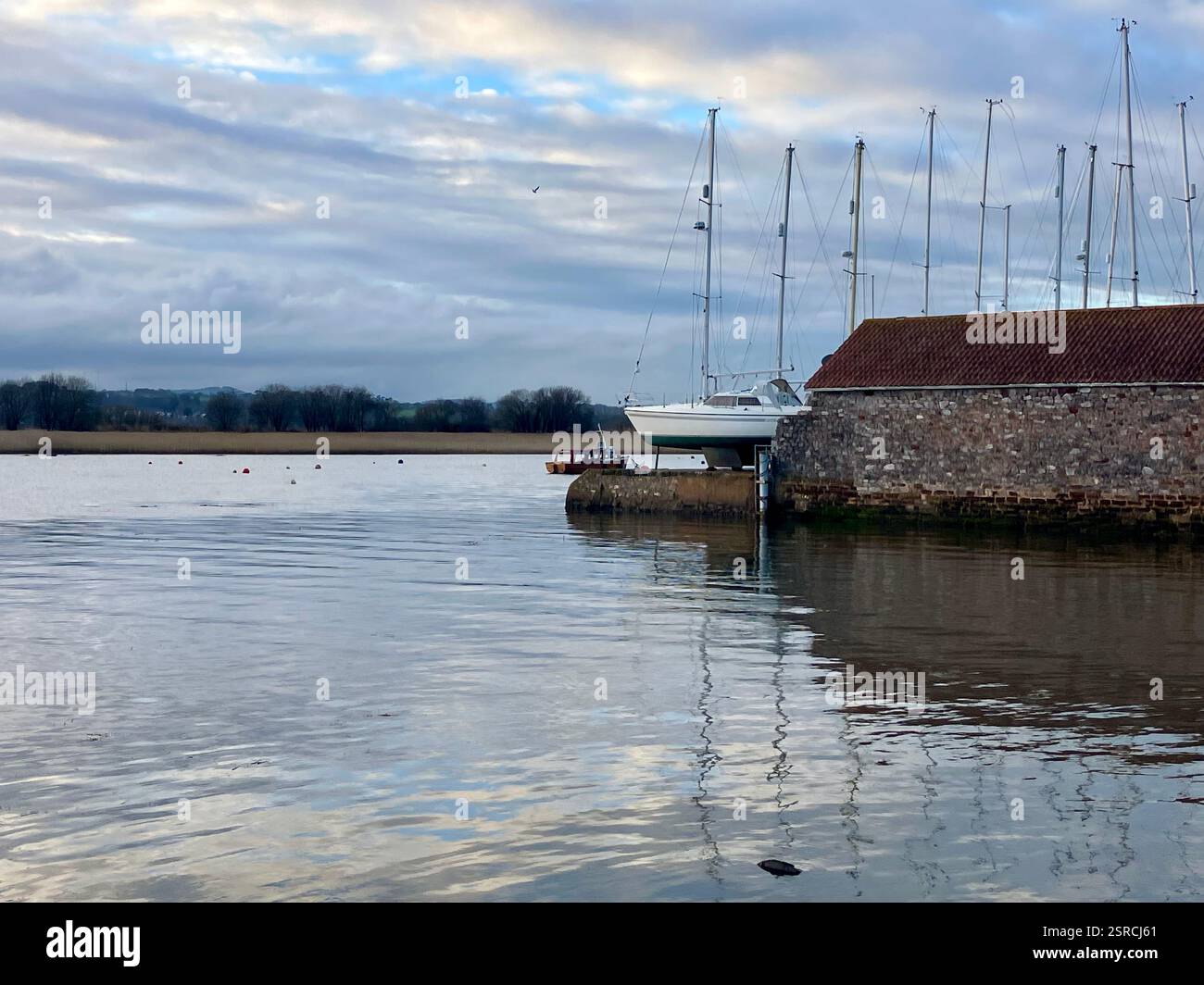 Saling Boats Out of the Water e The River exe, Topsham al tramonto - Immagine stock catturata con smartphone