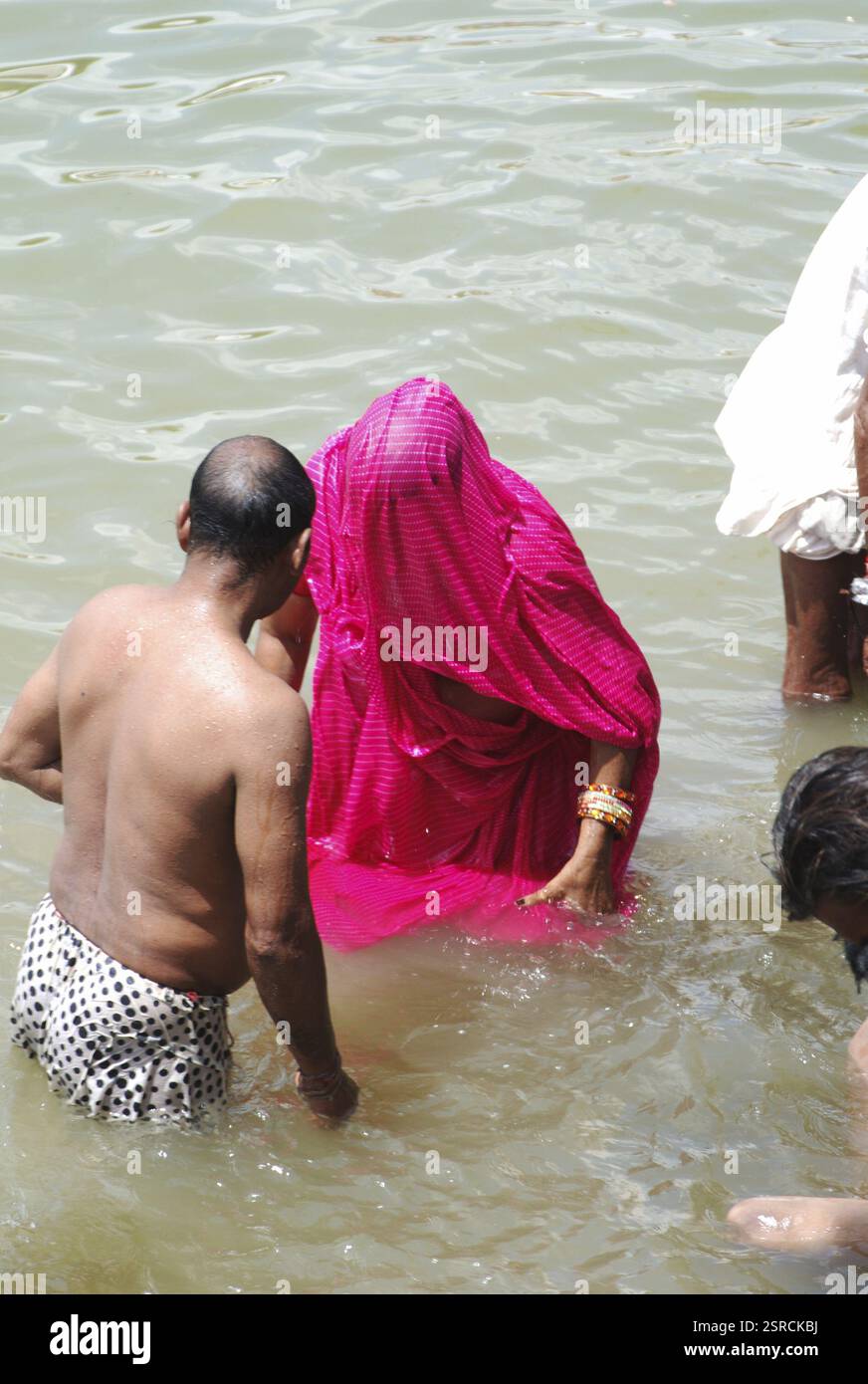 Pellegrini che fanno un bagno sacro nello stagno di Ramsar a Runecha vicino a Ramdevra, Rajasthan, India, Asia Foto Stock Pellegrini che fanno un bagno sacro nello stagno di Ramsar a Runecha vicino a Ramdevra, Rajasthan, India, Asia Foto Stock