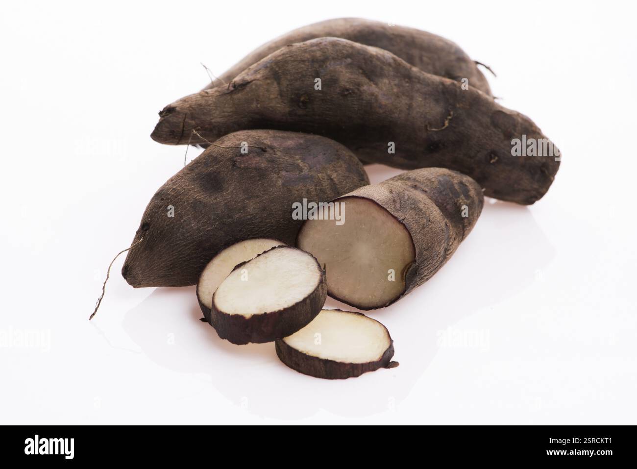 Yacon fresche radici su sfondo bianco Foto Stock