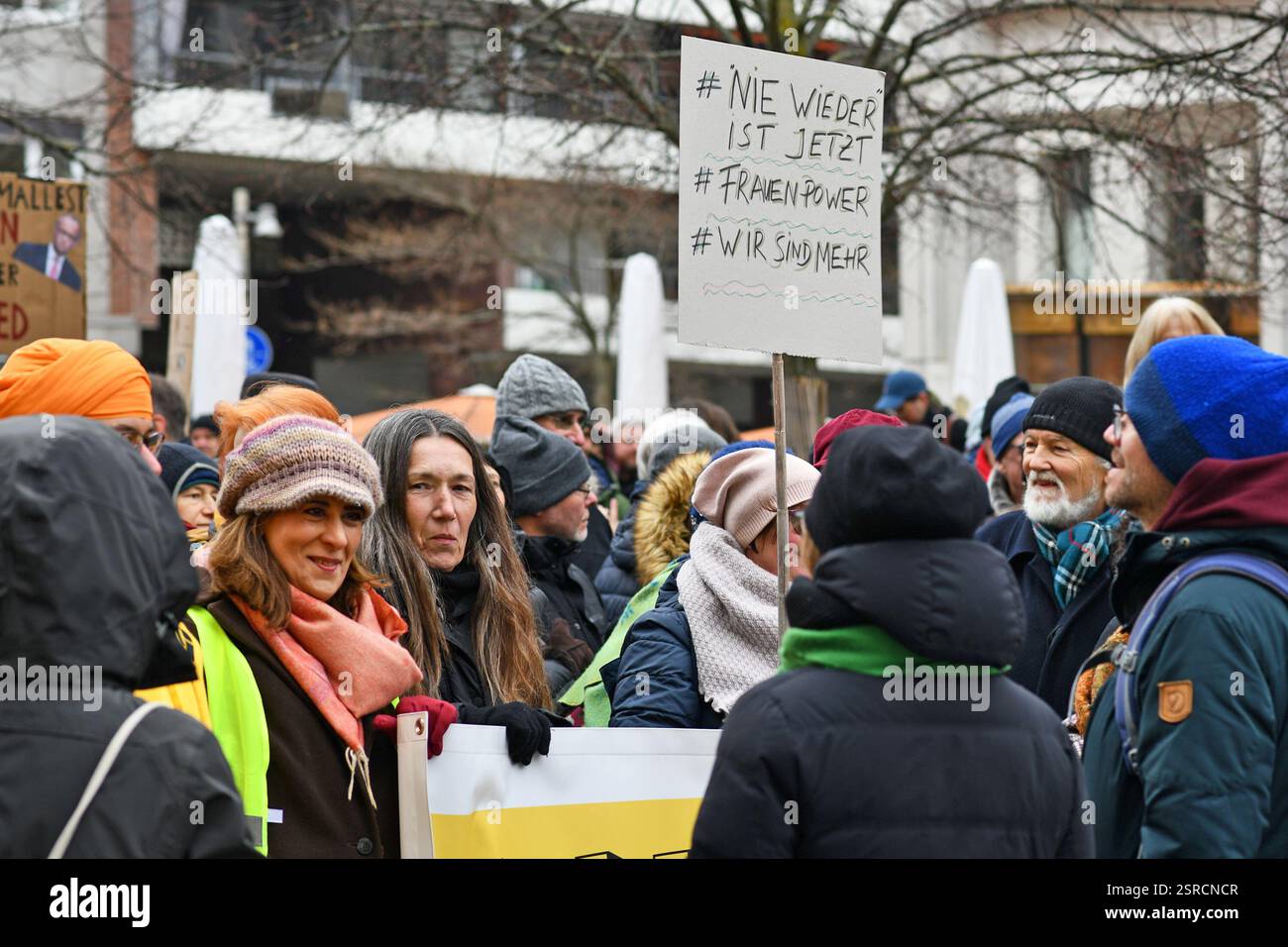Heidelberg, Germania - 12 febbraio 2025: Donne in protesta contro l'estremismo di estrema destra Foto Stock