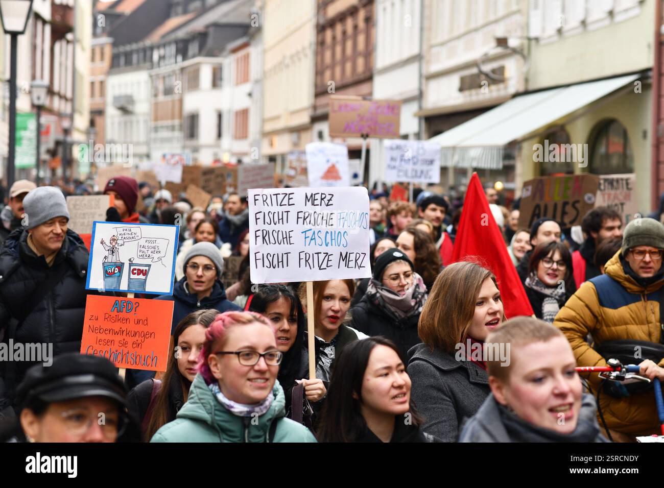 Heidelberg, Germania - 12 febbraio 2025: Folla di persone con segni di protesta contro l'estrema destra Foto Stock