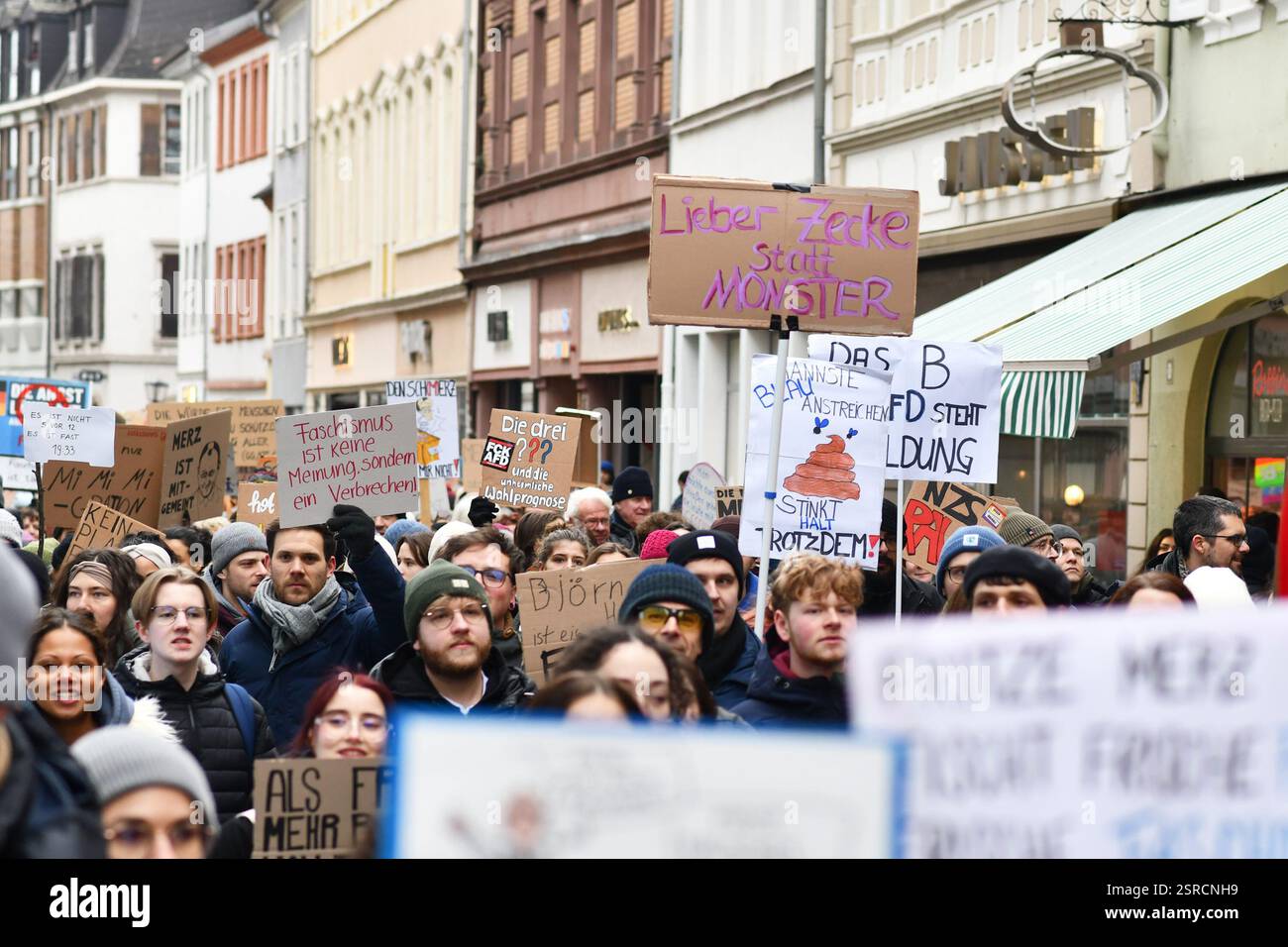Heidelberg, Germania - 12 febbraio 2025: Folla di persone con segni di protesta contro l'estrema destra Foto Stock