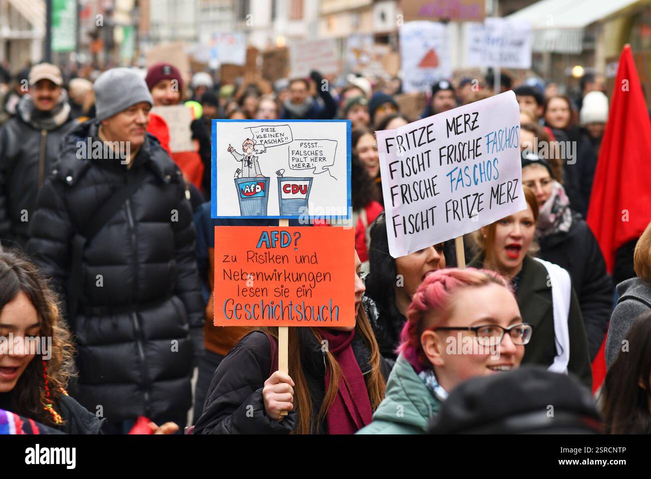 Heidelberg, Germania - 12 febbraio 2025: Folla di persone con segni di protesta contro l'estrema destra Foto Stock