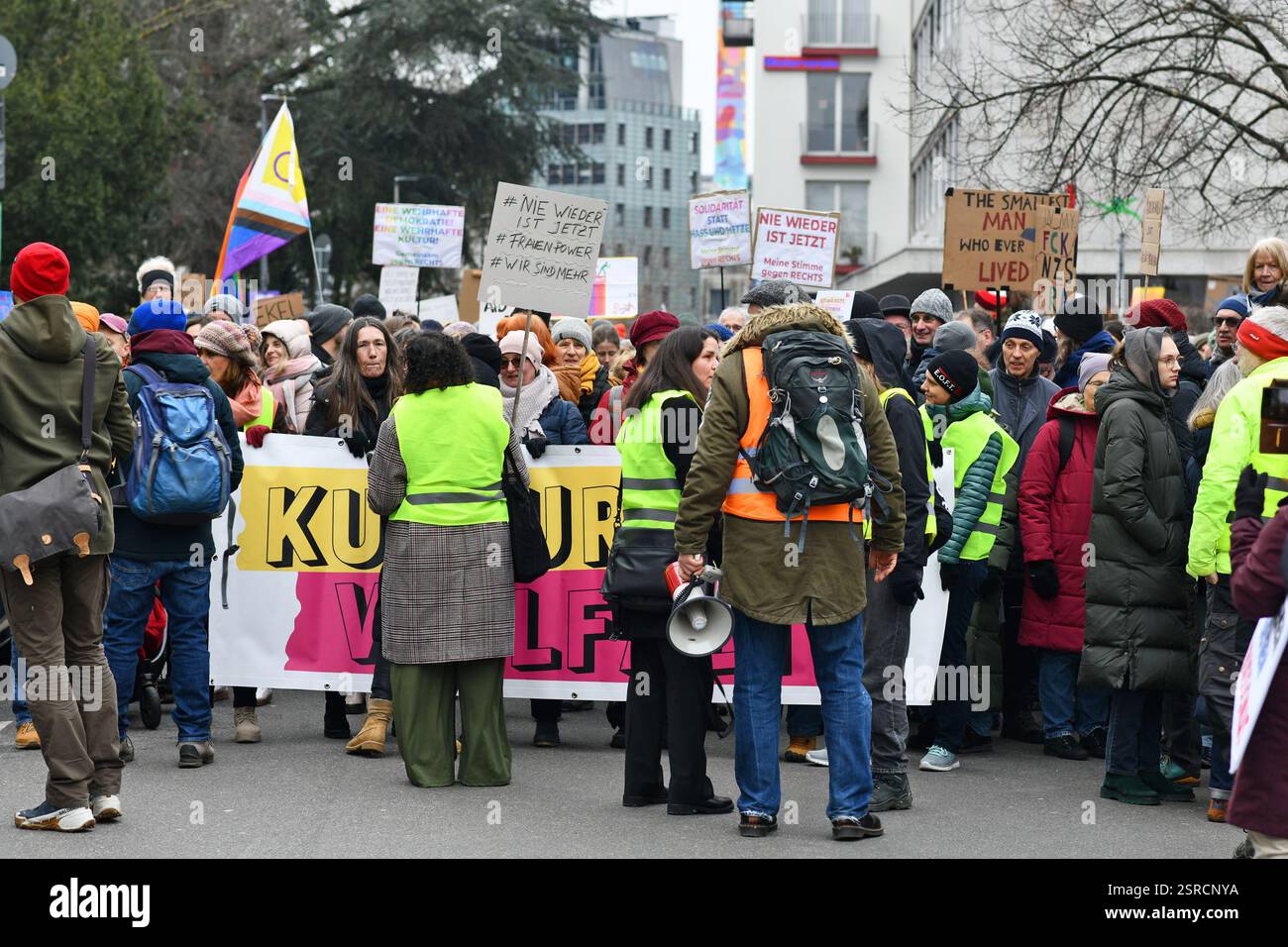Heidelberg, Germania - 12 febbraio 2025: Folla di persone in protesta contro l'estremismo di estrema destra Foto Stock