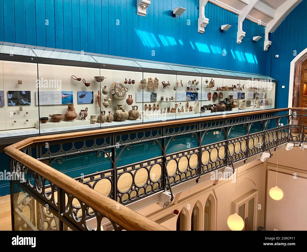 Mostre in un caso, Royal Albert Museum, Exeter, Devon - Immagine stock catturata con smartphone