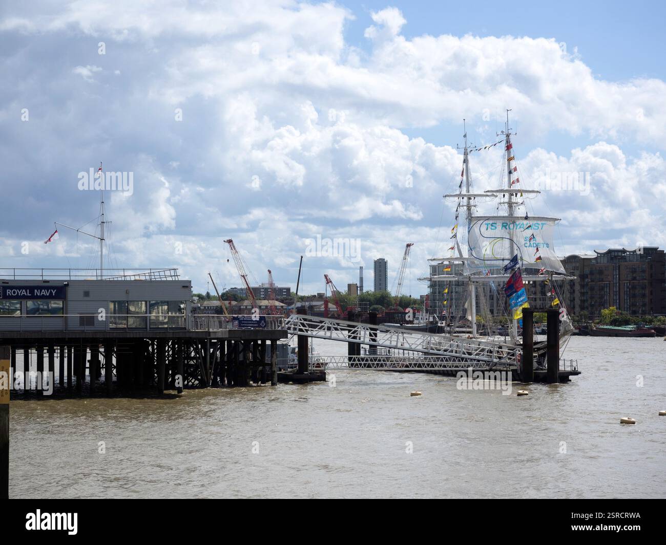 LONDRA, Regno Unito - 18 AGOSTO 2017: Vista lungo il Tamigi verso l'edificio della HMS President, una struttura costiera dell'unità della Royal Naval Reserve Foto Stock