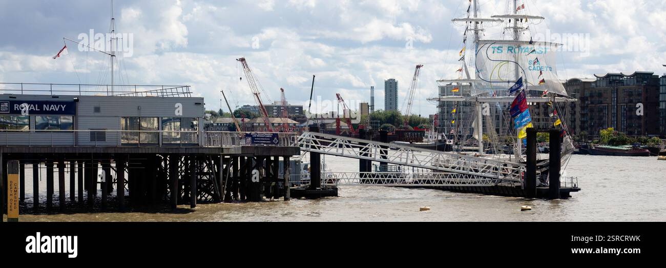 LONDRA, Regno Unito - 18 AGOSTO 2017: Panorama del fiume Tamigi verso l'edificio della HMS President - una struttura costiera dell'unità della Royal Naval Reserve Foto Stock