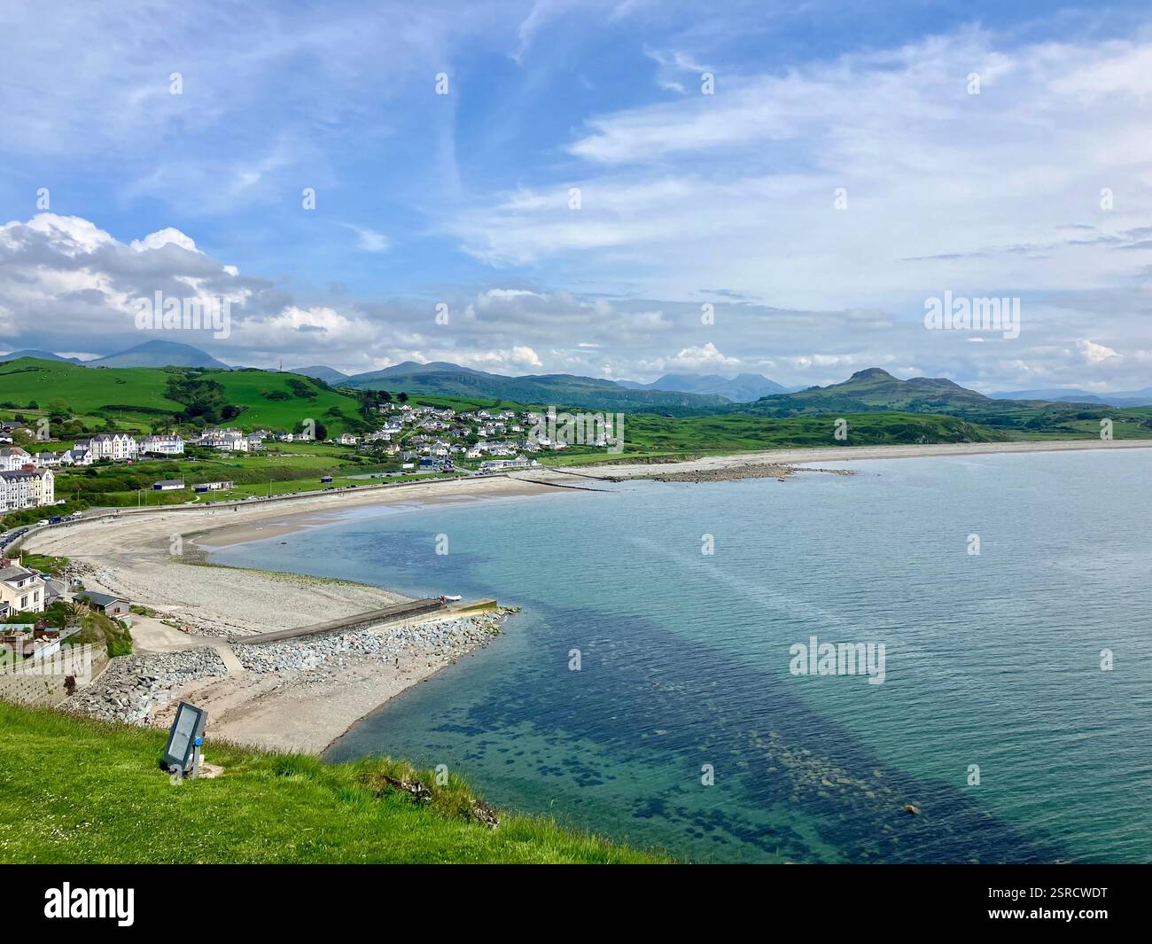 Vista di Crcieth e delle montagne di Snowdonia oltre - Immagine stock catturata con smartphone