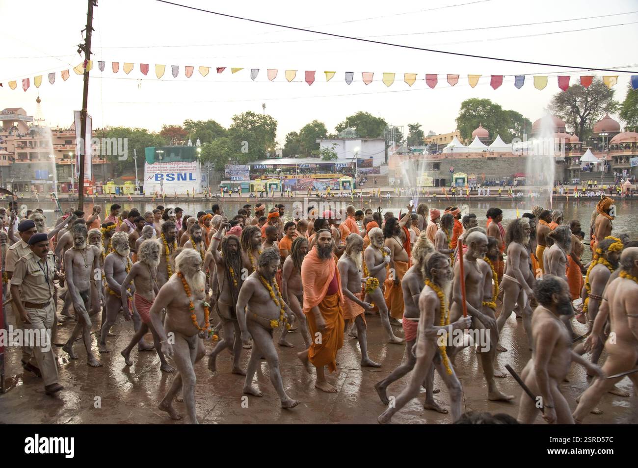 Naga sadhu andando a prendere santo dip, Kumbh Mela, Madhya Pradesh, India, Asia Foto Stock