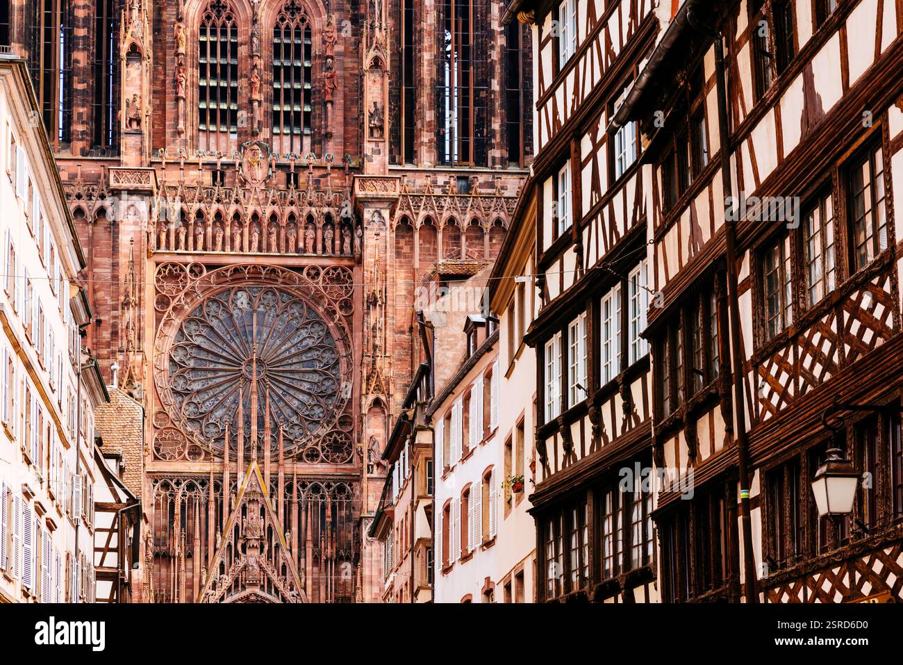 L'iconica Rue Merciere con i suoi edifici in legno e il lato ovest della cattedrale di Strasburgo o della cattedrale di nostra Signora di Strasburgo, al Foto Stock