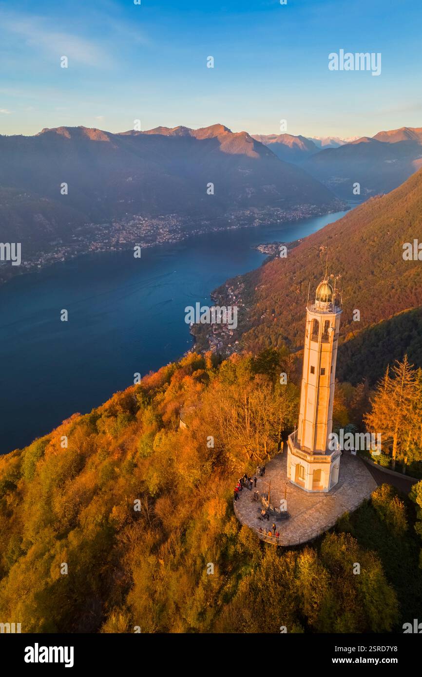 Veduta aerea del Faro Voltiano di Brunate in autunno sul Lago di Como. Brunate, Provincia di Como, Lombardia, Italia, Europa. Foto Stock