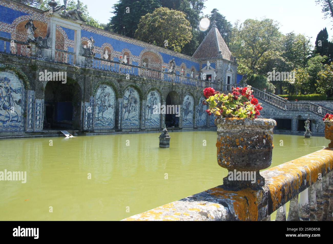 Palazzo Fronteira Portogallo. Elaborate pareti piastrellate delimitano una piscina rettangolare. Il verde lussureggiante circonda un gazebo bianco. Simbolo di ricchezza e opulenza nel porto Foto Stock