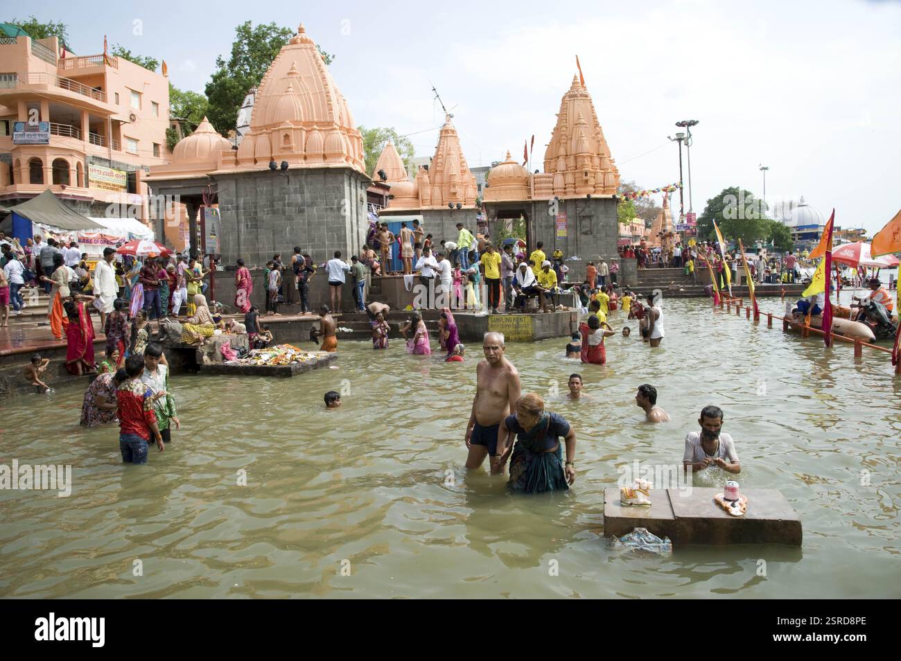 Pellegrini tenendo santo tuffo nel fiume kshipra, Ujjain, Madhya Pradesh, India, Asia Foto Stock