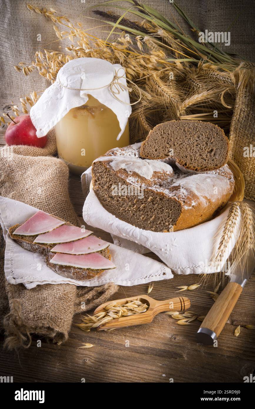 Appena sfornato il pane tradizionale Foto Stock