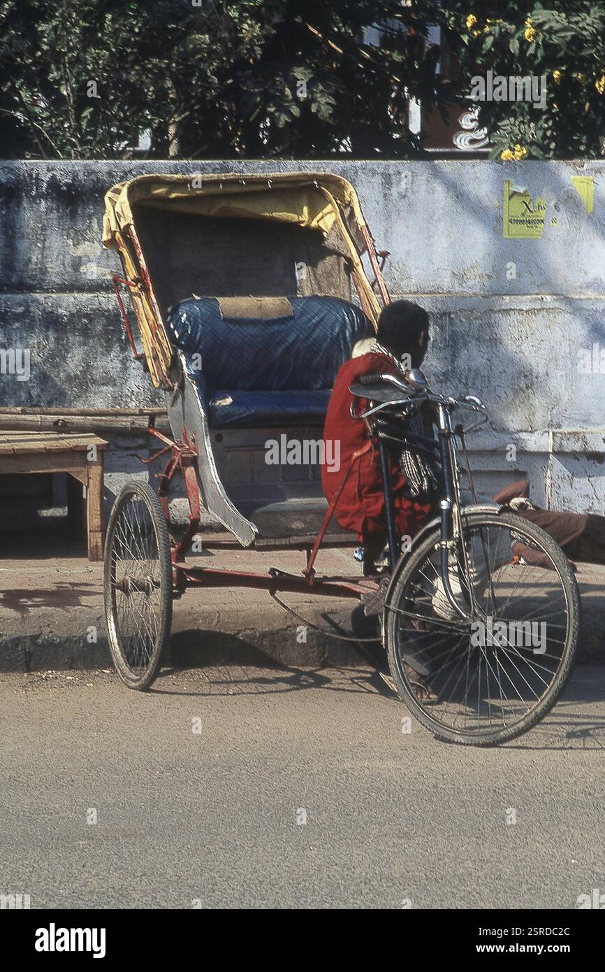 Uomo seduto in risciò ciclo, Bodh Gaya, Bihar, in India, Asia Foto Stock
