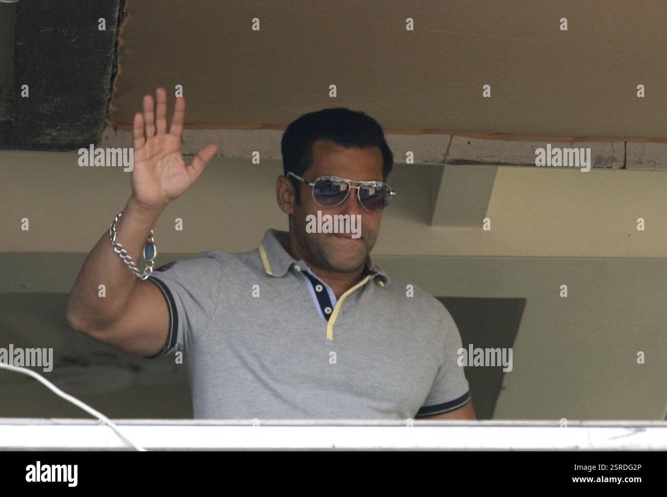 Attore di Bollywood Salman Khan onde provenienti dalla sua residenza in Mumbai, India il 27 dicembre 2012. Salman Khan celebra Foto Stock