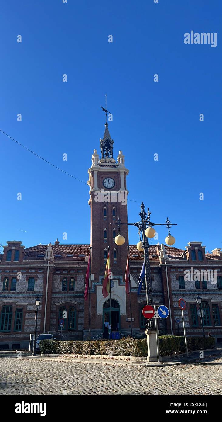 Edificio storico europeo con facciata in mattoni rossi, torre dell'orologio e dettagli architettonici barocchi, che ospita un centro culturale o un municipio - Immagine stock catturata con smartphone