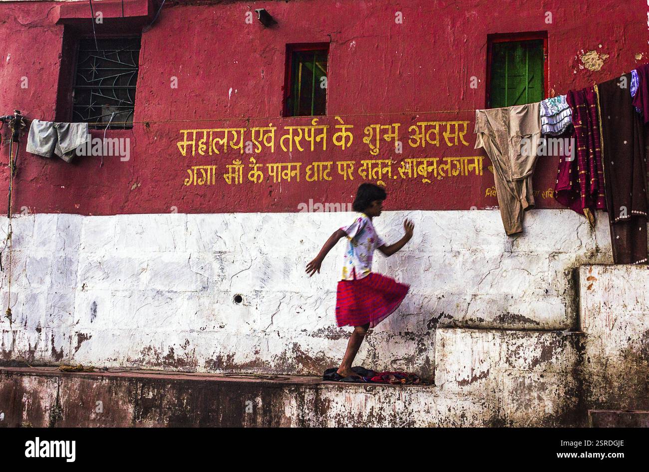 Ragazza che corre sulle scale, ghat, kolkata, bengala occidentale, India, Asia Foto Stock