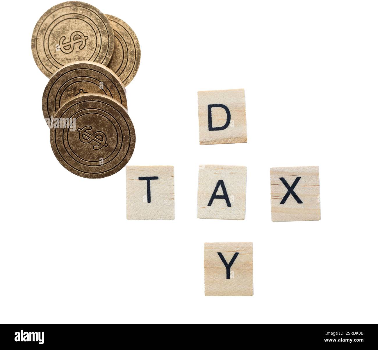 Lettere di legno con la scritta “GIORNO DELLE TASSE” su sfondo bianco e monete di legno con segni del dollaro. Concetti finanziari come tasse, economia Foto Stock