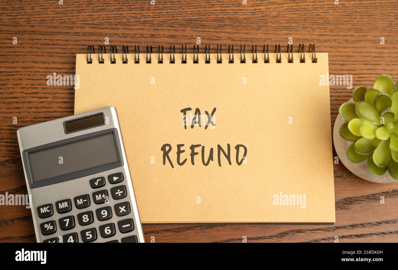 Concetto di rimborso fiscale - restituzione delle tasse in eccesso pagate al governo da un contribuente. Affari e finanza. Notebook con iscrizione e calcolatrice Foto Stock