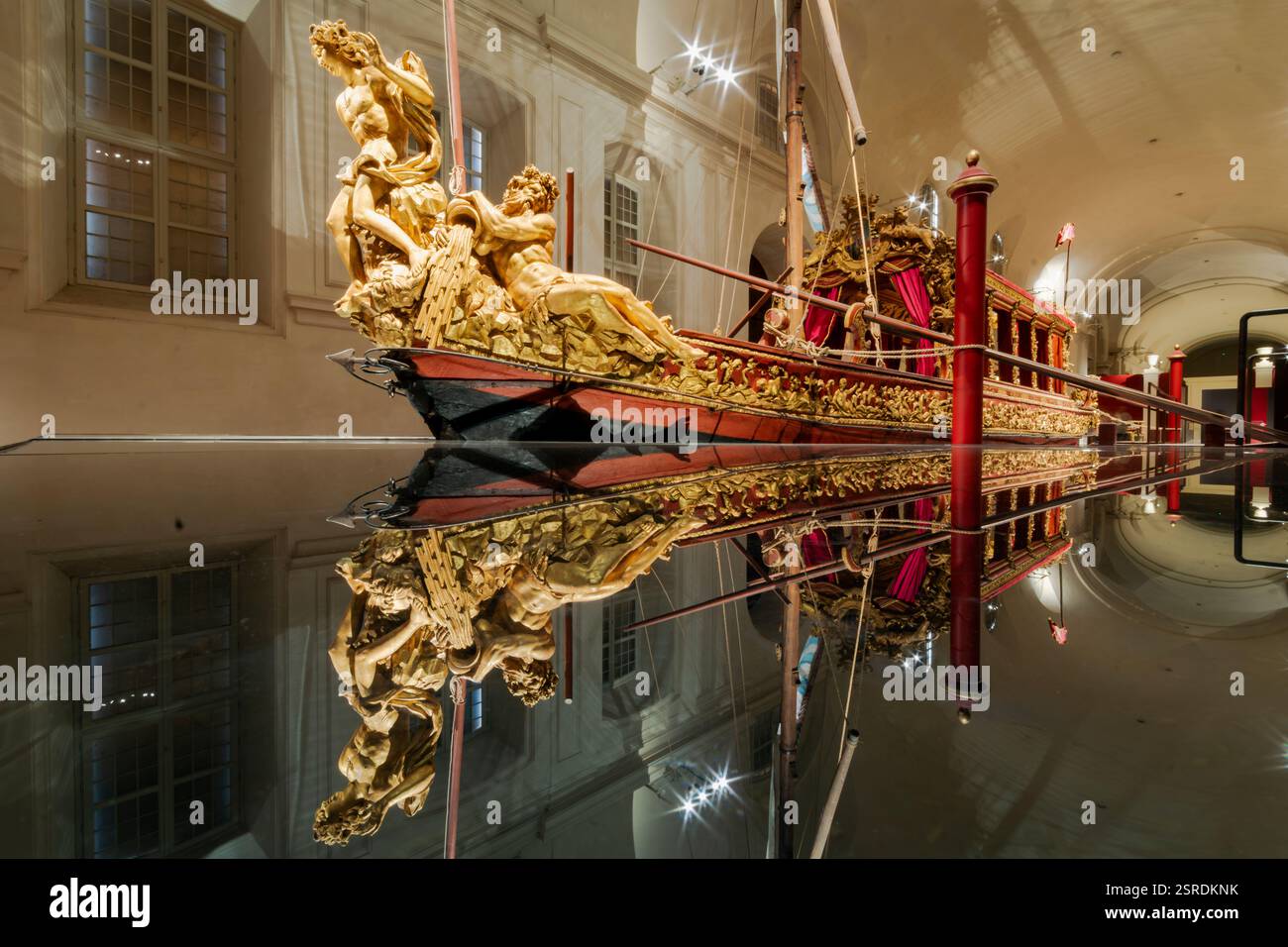 All'interno delle scuderie del Palazzo reale di Venaria è esposto l'ultimo bucentauro vivente al mondo, la barca da parata reale del 1731 del dinasty sabaudo. Foto Stock