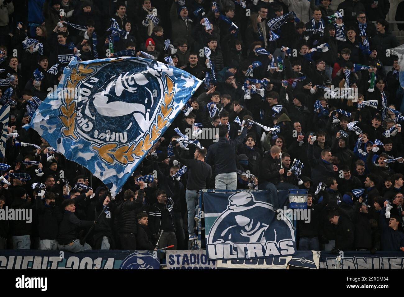 GENT - tifosi del KAA Gent durante la partita di UEFA Europa Conference League tra KAA Gent e Real Betis FC alla KAA Gent Arena il 13 febbraio 2025 a Gand, Belgio. ANP | Hollandse Hoogte | GERRIT VAN KEULEN Foto Stock