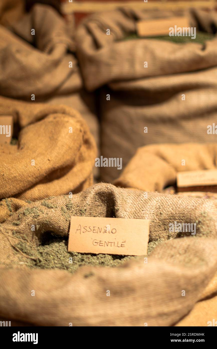 Erbe essiccate in sacchetti di juta. Foto Stock