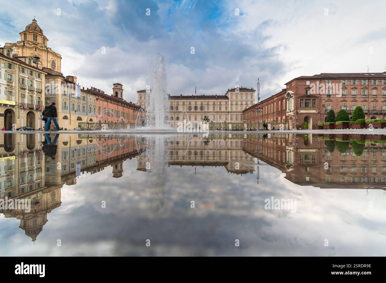 La centrale Piazza Castello di Torino, il Palazzo reale, la Chiesa di San Lorenzo e la Cappella della Sindone Guarino Guarini che si riflette in una fontana. Foto Stock