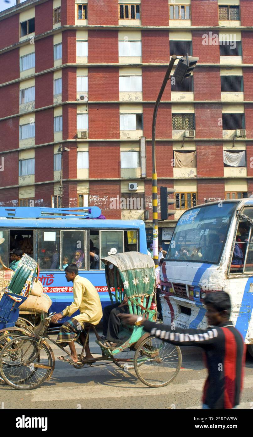 Risciò in bicicletta sul traffico stradale, Dacca, Bangladesh, Asia Foto Stock