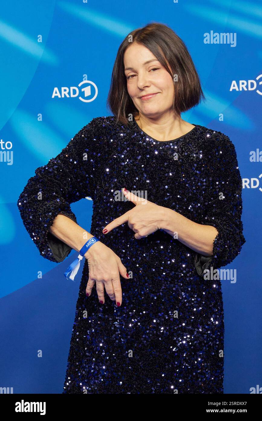 Nicolette Krebitz - Gaesteankunft zum ARD Blue Hour Empfang 2025 im Hotel Telegraphenamt a Berlino am 14.02.2025. ARD - Blue Hour - 2025 *** Nicolette Krebitz in arrivo per il ricevimento ARD Blue Hour 2025 presso l'Hotel Telegraphenamt di Berlino il 14 02 2025 ARD Blue Hour 2025 Foto Stock