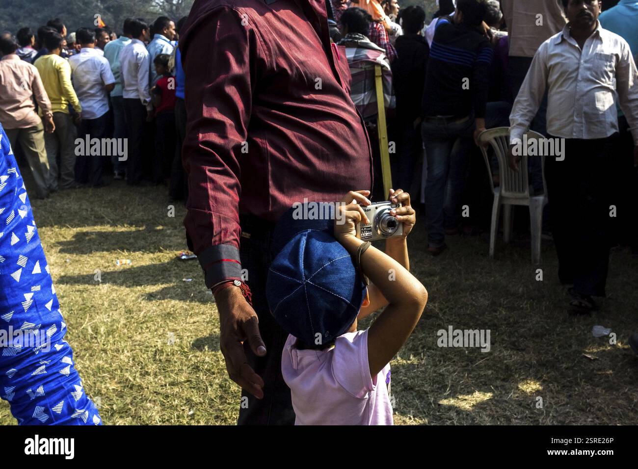 Ragazza con fotocamera, folla del giorno della Repubblica, Red Road, Kolkata, Bengala Occidentale, India, Asia Foto Stock