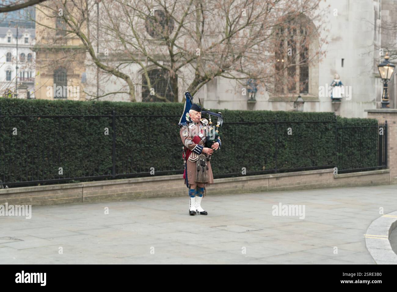 Piper in kilt suona cornamuse vicino alla chiesa di Sant'Andrea, Holborn. Tradizione e cerimonia. Foto Stock