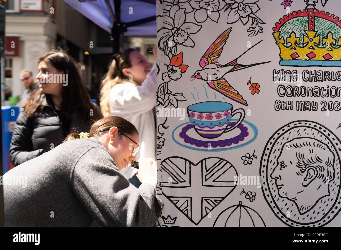 Le persone colorano le opere d'arte di King Charles Coronation. 6 maggio 2023. Foto Stock
