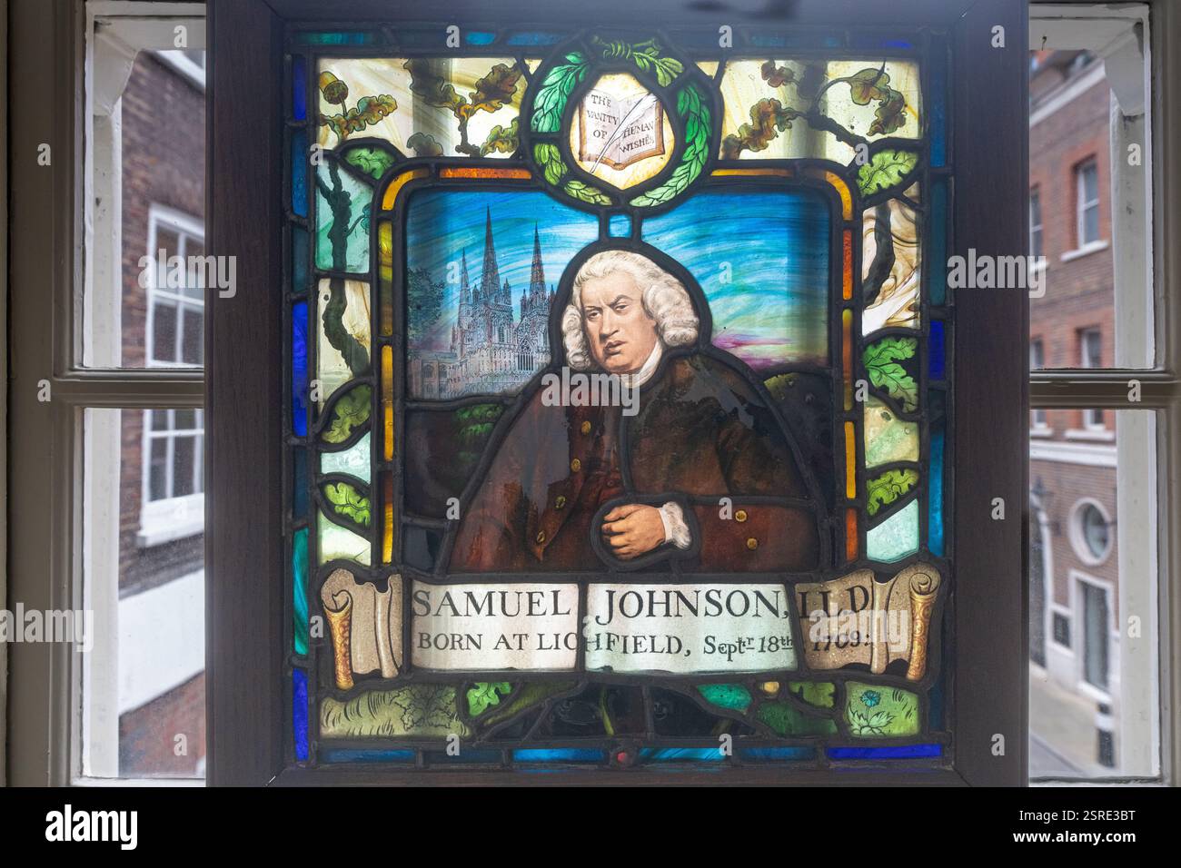 Vetrate colorate raffiguranti Samuel Johnson nato il 18 settembre 1709. Figura storica. Foto Stock