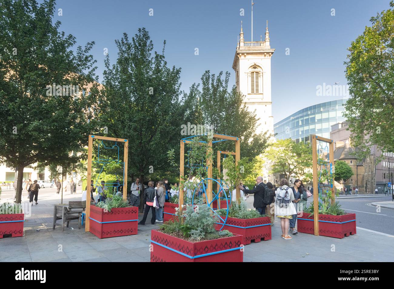 Installazione di giardini urbani, con piantatrici e strutture, attira visitatori. Le persone osservano e interagiscono con il progetto. Circo Holborn Foto Stock