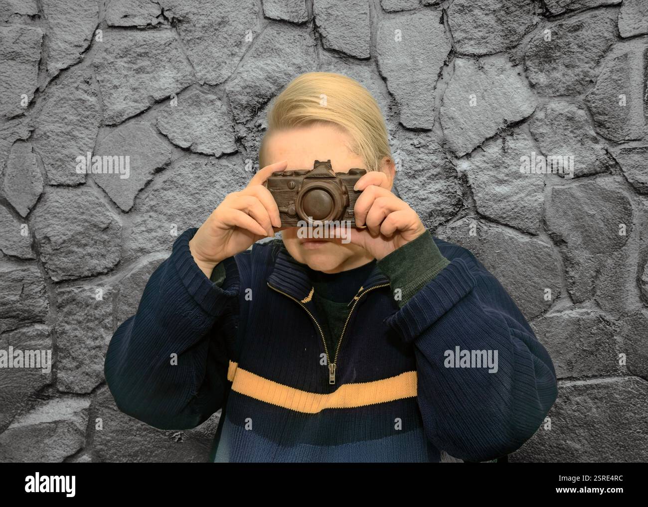 Una donna bionda ha finto di scattare con la macchina fotografica Chocolade Foto Stock