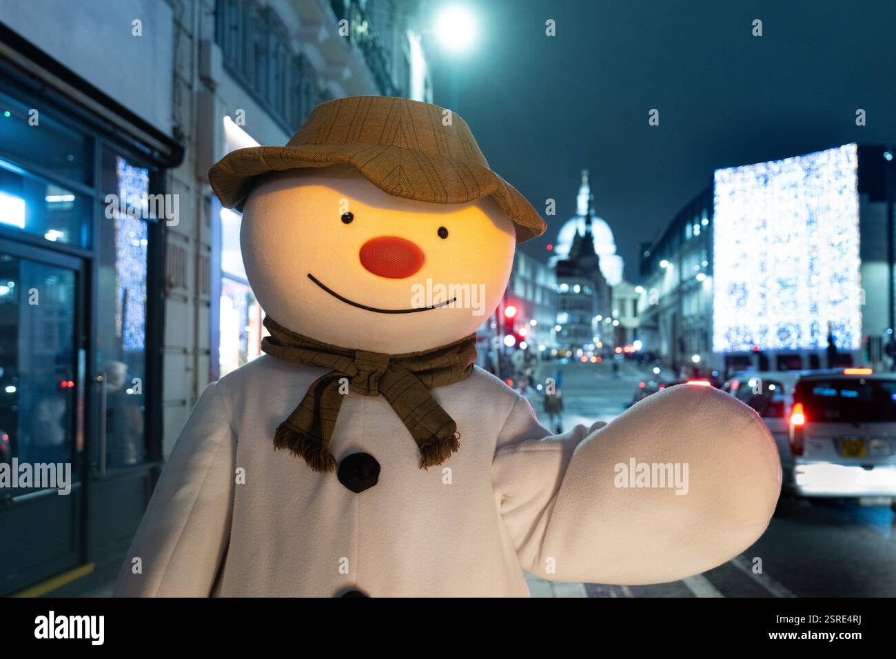 Mascotte pupazzo di neve a Londra di notte, probabilmente parte di un evento natalizio, Fleet Street Foto Stock