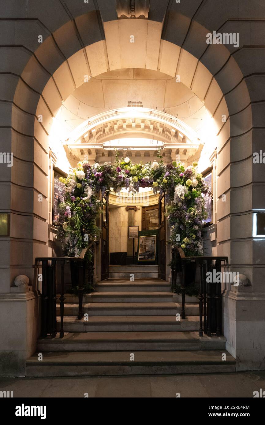 L'arco floreale decora i gradini d'ingresso alle ballerine pigre. Fleet Street Foto Stock