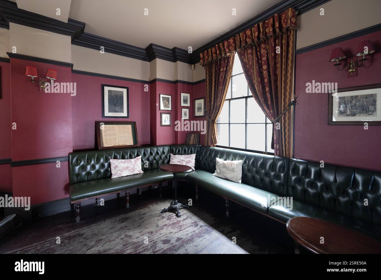 Interno del pub YE Olde Cheshire Cheese. Cabine di colore verde scuro, cuscini con motivi floreali e stampe antiche. Atmosfera intima. Foto Stock