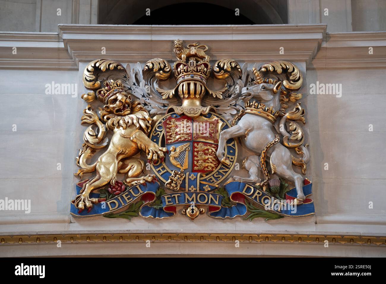 Stemma reale, con un leone e un unicorno, raffigurante il motto "Dieu et mon droit". St. Bride Foto Stock