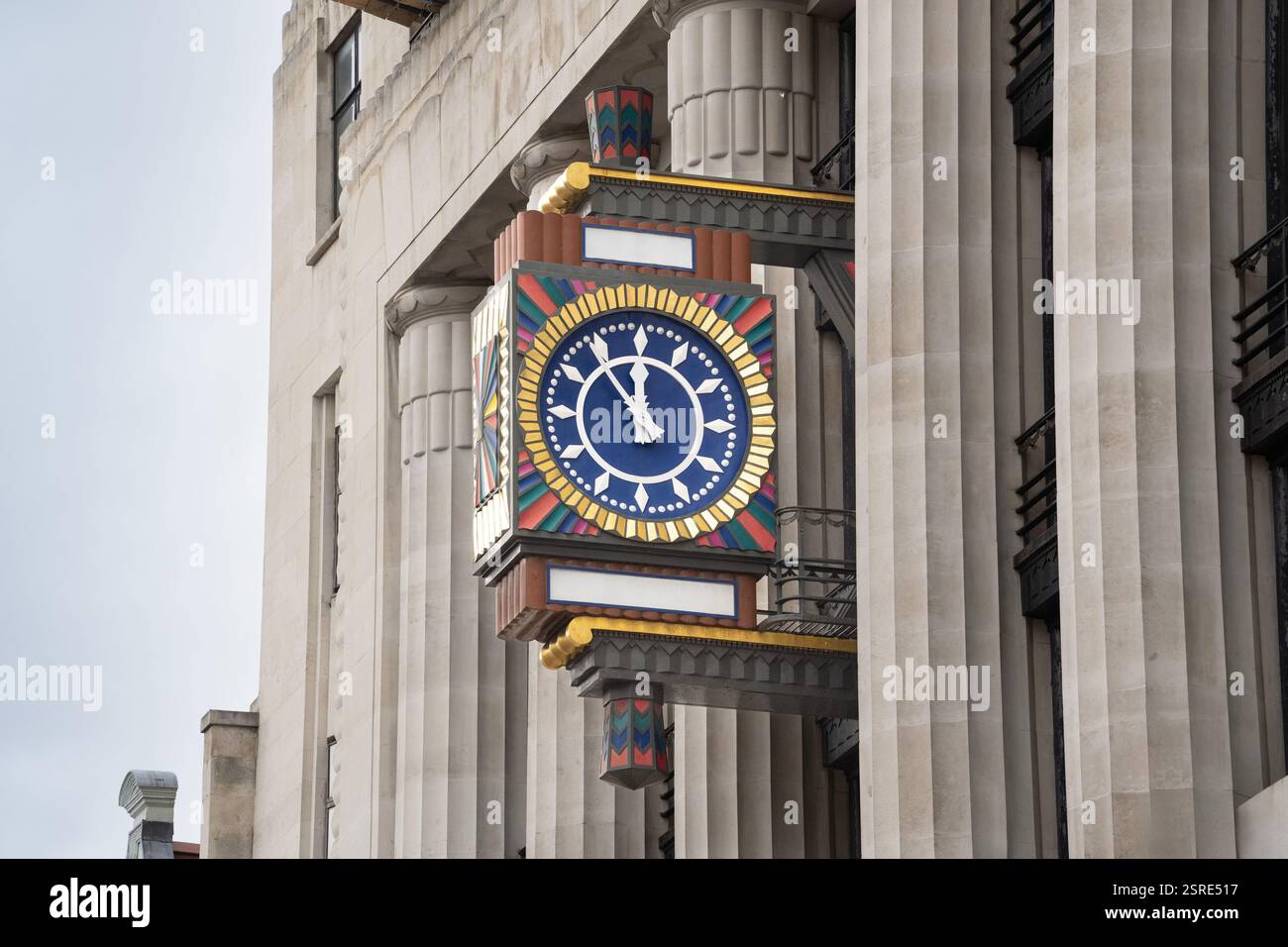 Decora il quadrante dell'orologio sul Daily Express con elementi decorativi. Foto Stock
