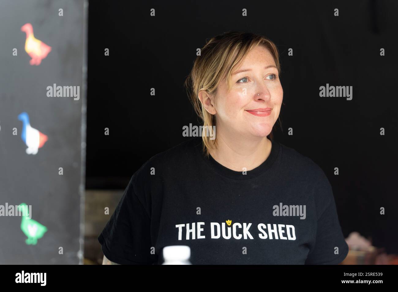 Donna (proprietaria?) Del furgone alimentare Duck Shed, Fleet Place Foto Stock