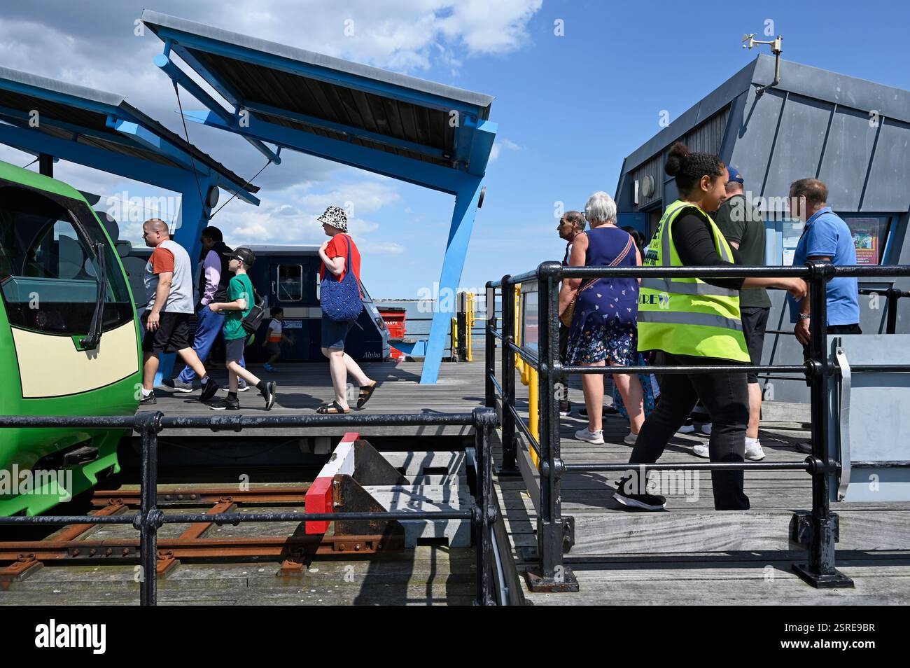 I passeggeri a bordo di una que salgono sul molo del treno al Pier Head sul molo più lungo del mondo a Southend on Sea, città di Southend. REGNO UNITO Foto Stock