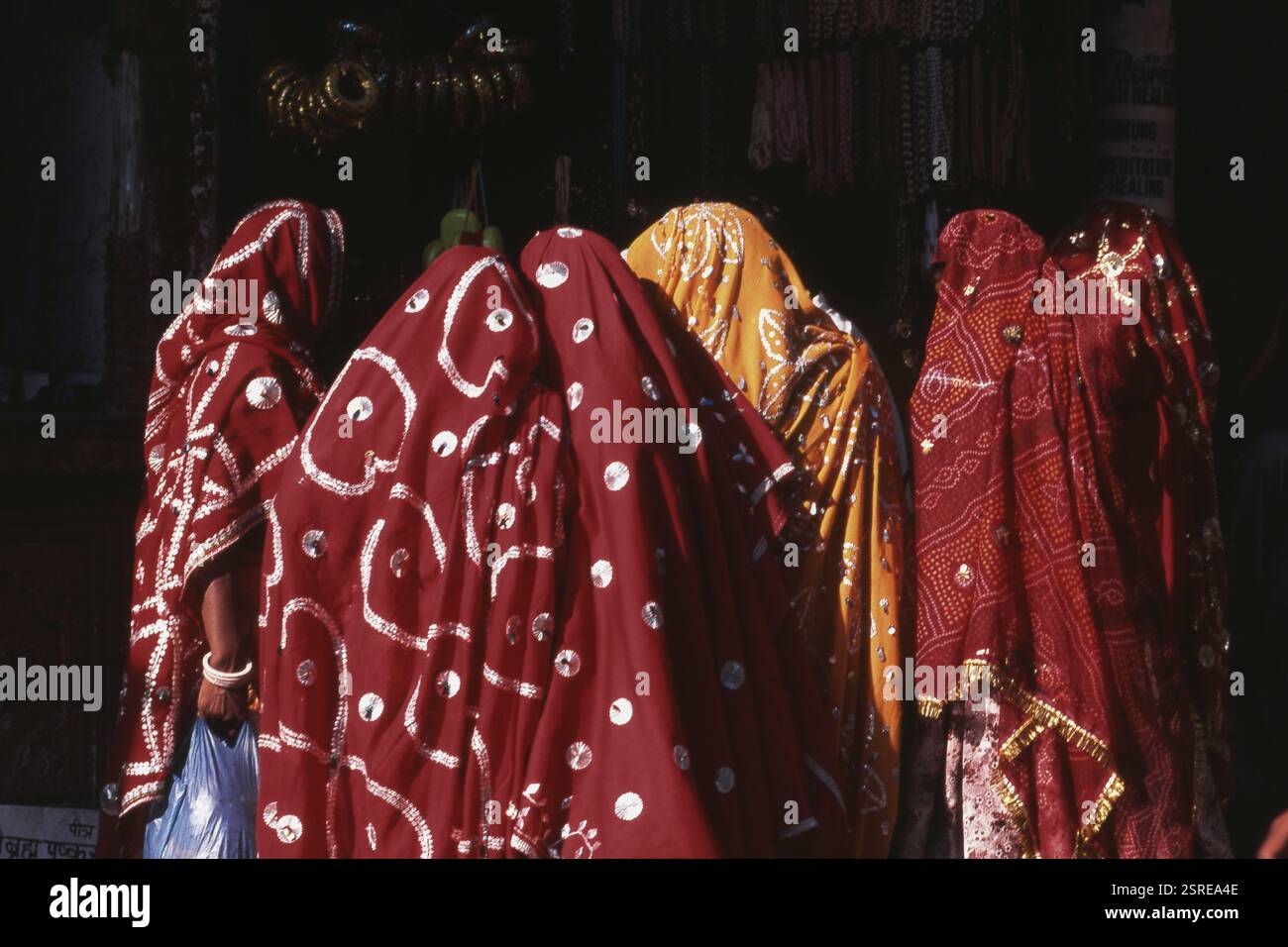 Donne che indossano colorate dupattas alla fiera pushkar, Ajmer, Rajasthan, India, Asia Foto Stock